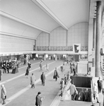 859371 Interieur van het N.S.-station Rotterdam C.S. te Rotterdam: de hal, met rechts de toegangstrap naar de metro.